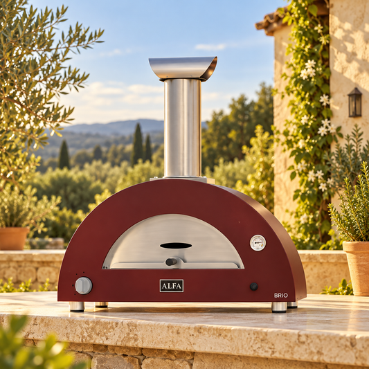 Forno Alfa Brio rosso antico ambientato in una cucina esterna