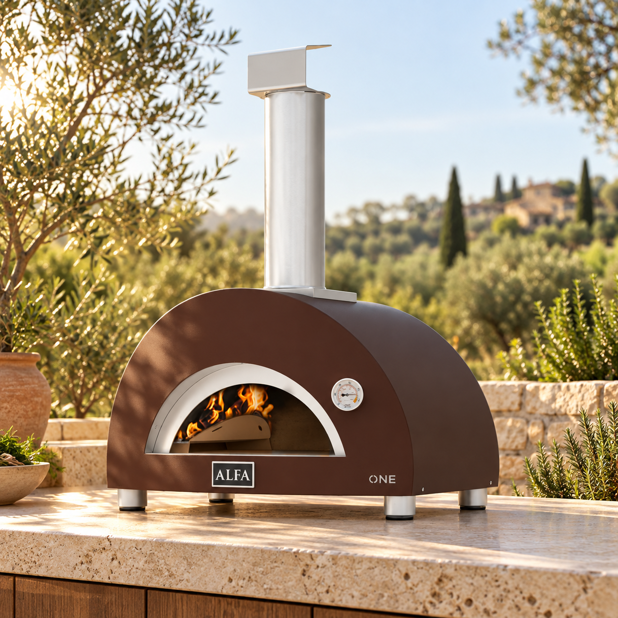 Forno Alfa Nano a legna rame ambientato su una terrazza